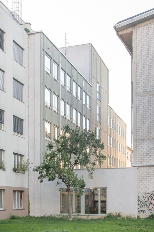 CoDeck - Umnutzung Hochbergerstrasse 158, Basel – Blick auf die Nordfassade mit der angrenzenden Lagerhalle – © Daniele Sciarretta